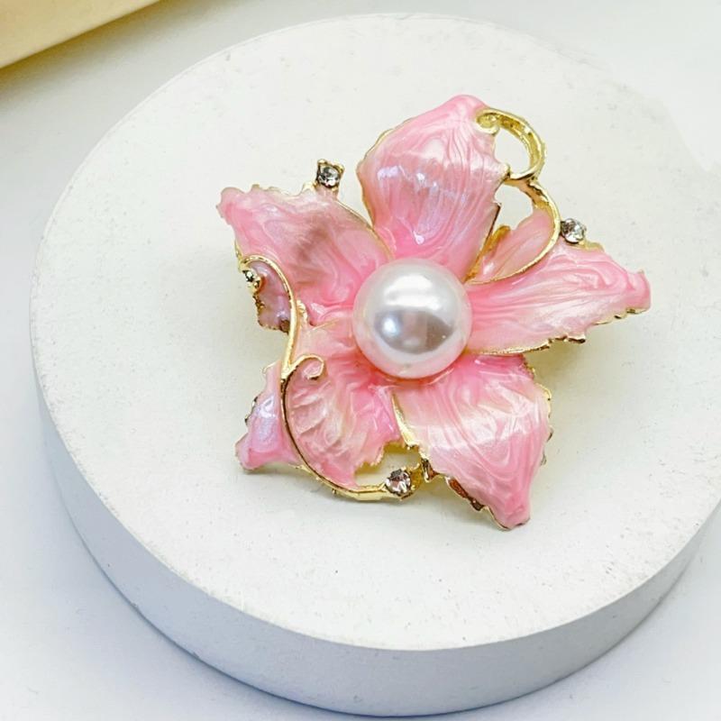 Flower-shaped Pearl Brooch for Women - Elegant, Luxurious, High-end, Waist-revealing Pin with A Pressed Closure