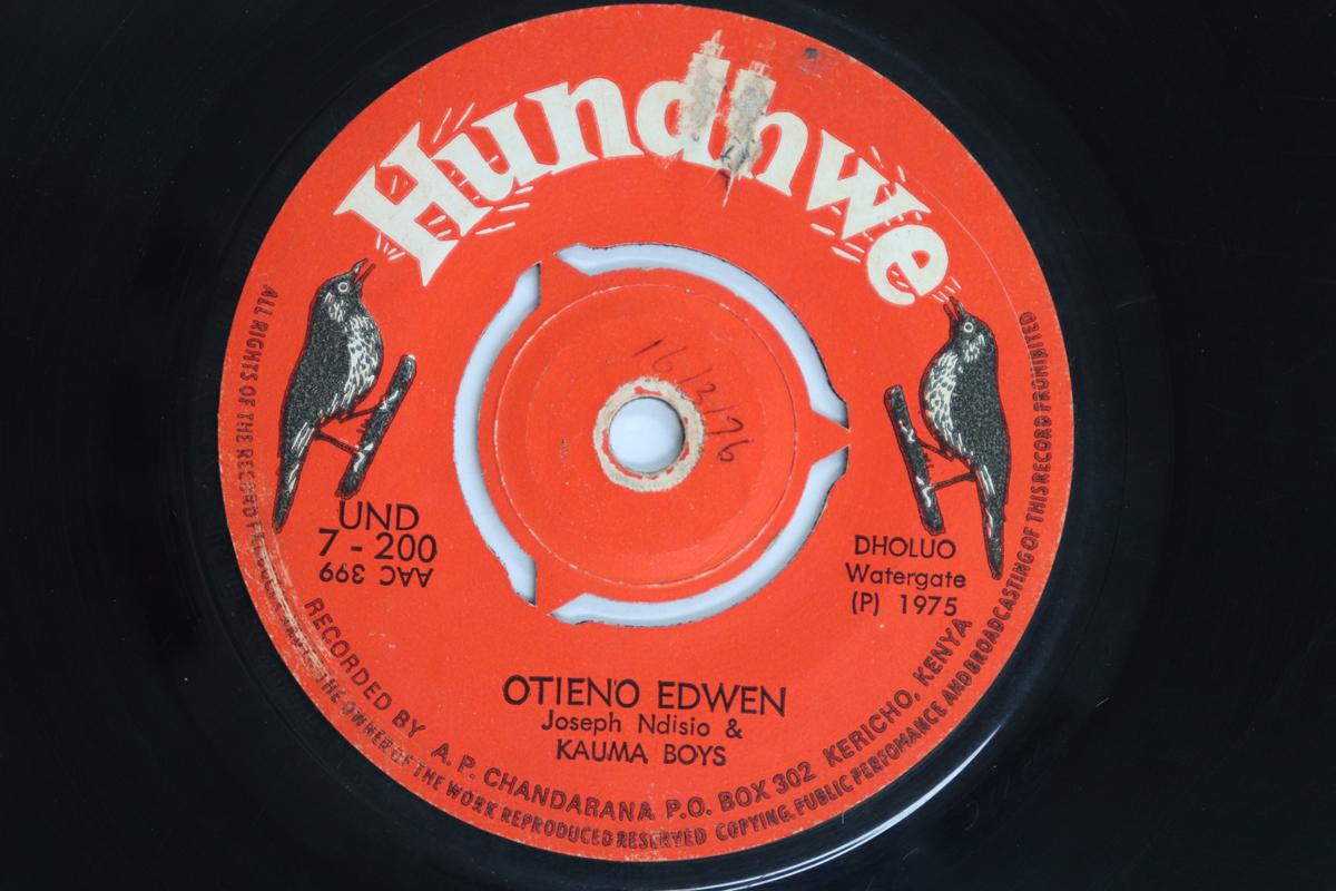 

7inch Record JOSEPH NDISIO, KAUMA BOYS / OCHIEN - Otieno Edwen / Magret Atieno UND7200 HUNDHWE 1975 Kenya World Music Used