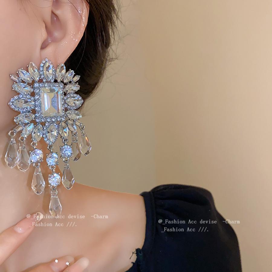 Silver needle with diamonds, square glass beads, fringed earrings, European and American exaggerated earrings, cold wind, high-end earrings, women