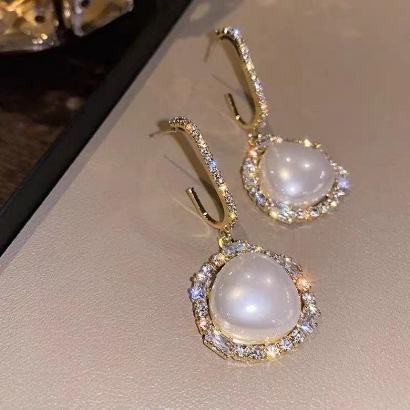 Orecchini alla moda con frange, lussuosi e sofisticati, dal fascino elegante. Lunghi Orecchini di Perle per uno Stile Versatile e Raffinato.