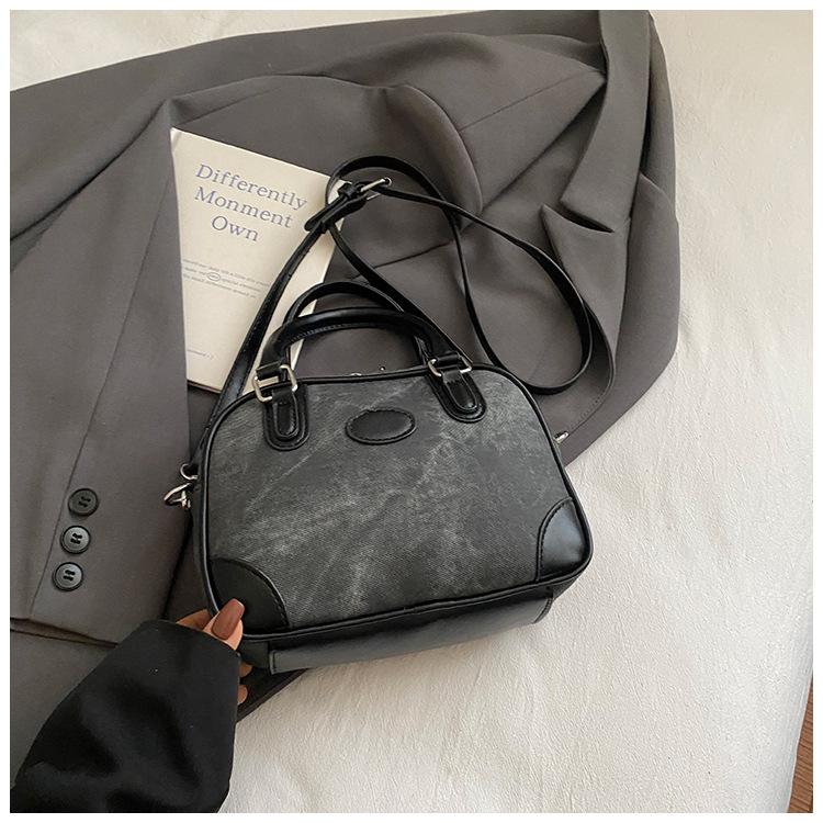 2025 autumn new single shoulder messenger bag small square bag simple portable high value retro women's niche fashion hand bag
