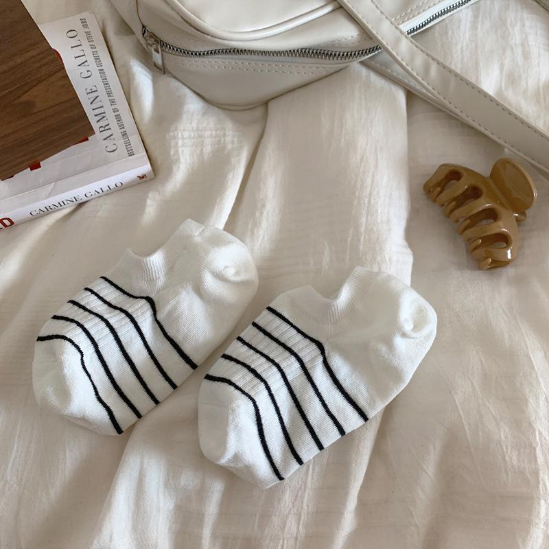 

Женские японские хлопковые полосатые нескользящие короткие невидимые носки One Size белый