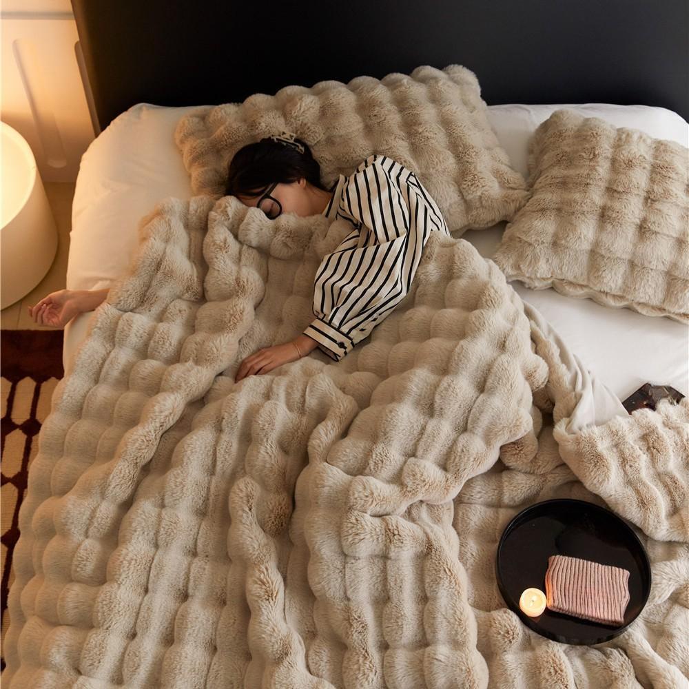 Premium kaninpelsteppe: Luksuriøs og tykk for seng, sofa eller kontor vinterlurer