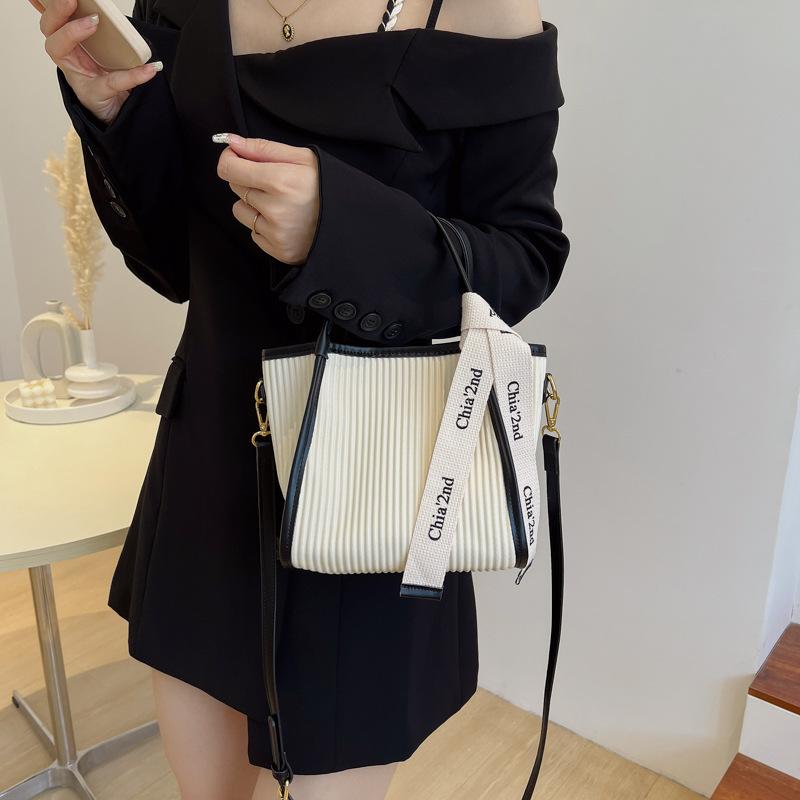 

Casual Fashion Large Capacity Handbag New Shoulder Messenger Tote