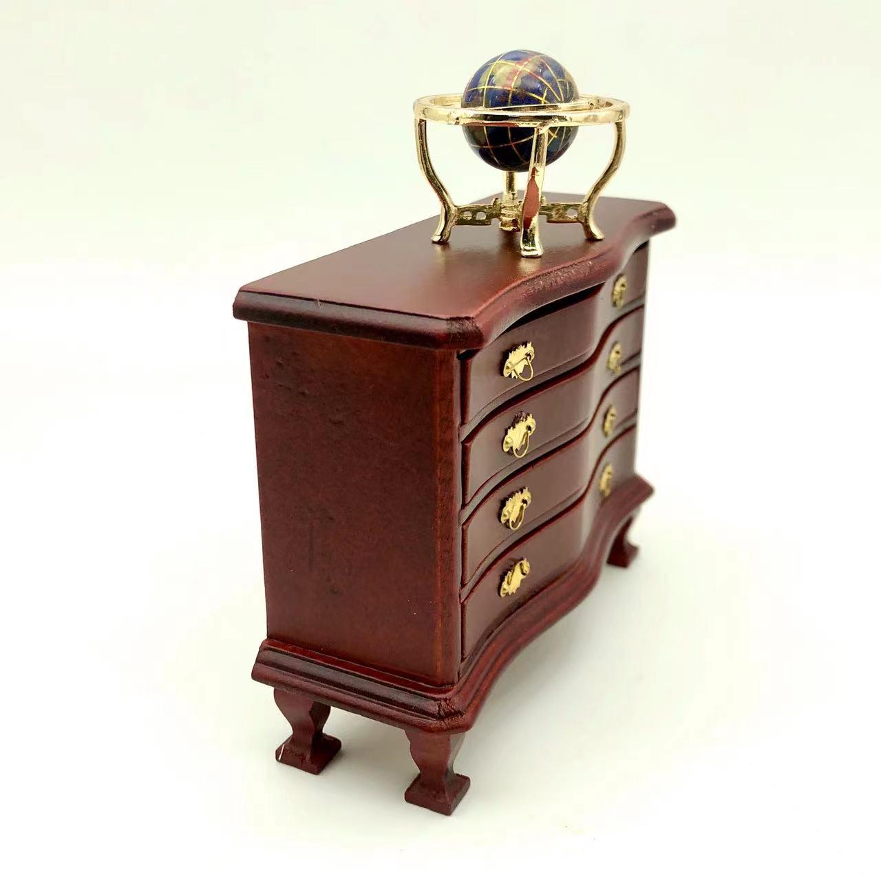 

Миниатюрный кукольный домик, четырехъящичный шкафчик с едой из глины и деревянными мебельными аксессуарами. кофейный