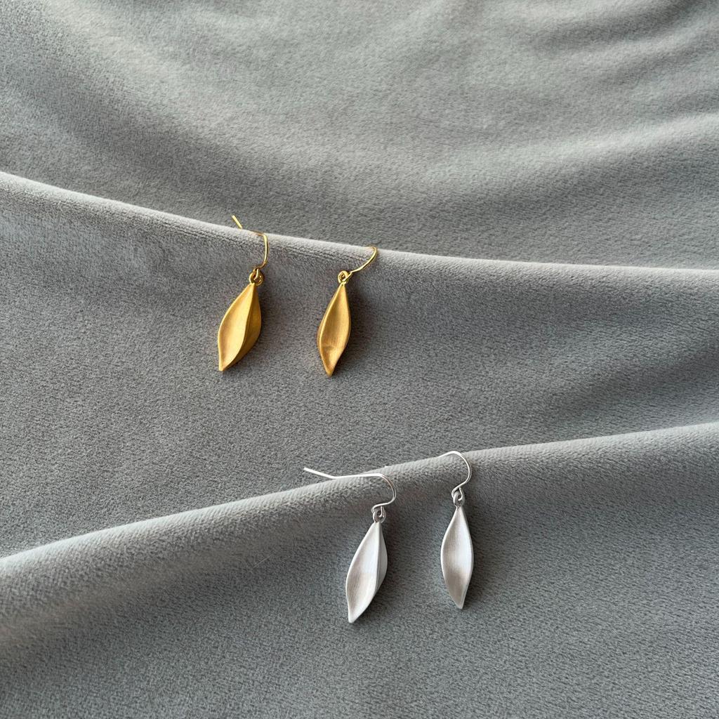 SR Family Winter Fruit Stud Earrings: Luxurious Simple Design with Brushed Wood Texture