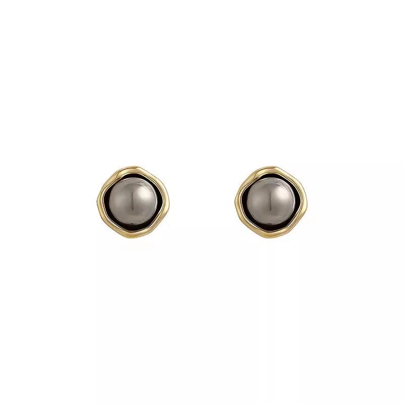 "French Retro Gray Pearl Earrings - Light Luxury, Versatile & Elegant Commuter Style for Women"