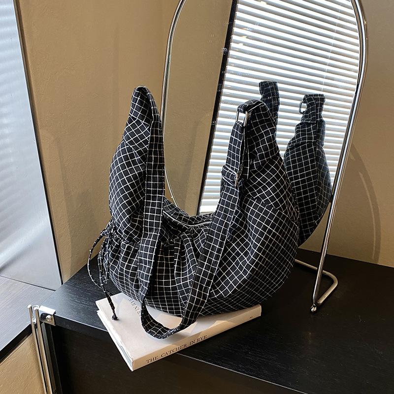 Lazy Wind Large Capacity Lightweight Cloth Bag Women's New Niche Dumpling Bag Single Shoulder Messenger Commuter Bag