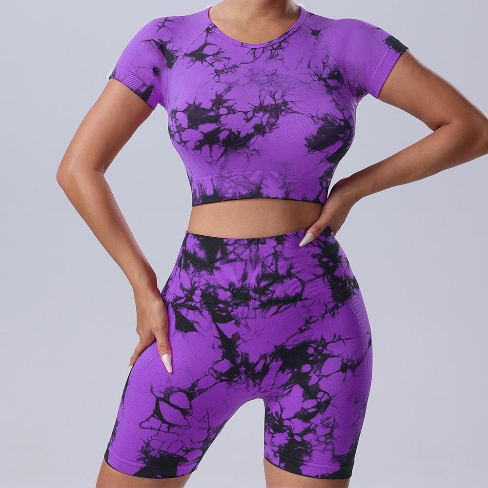 

Летний комплект для йоги тай-дай: Фитнес футболка с коротким рукавом и шорты с эффектом лифтинга бедер Small чёрный/фиолетовый