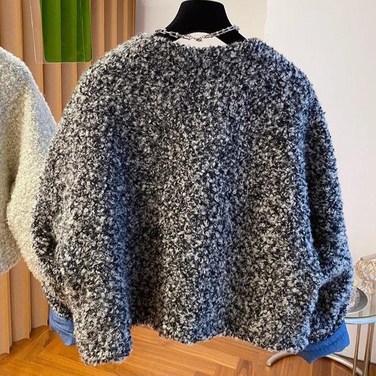 Vintage Loose Fit Short Lamb Wool Coat for Women with Long Sleeves Design