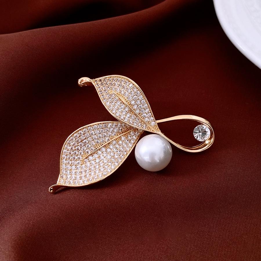 Брошь из 18-каратного золота с гальваническим покрытием, с жемчугом и листьями, легкая роскошь, высокое качество, изысканная корсажная брошь, трендовый дизайн, антикварные аксессуары