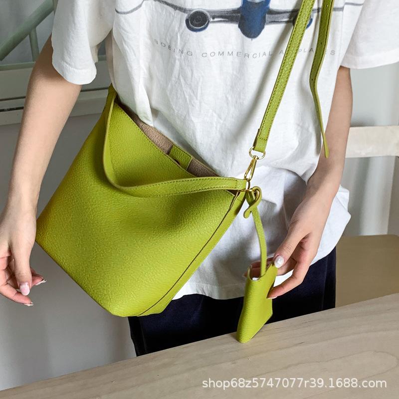 Retro Bucket Bag Women's 2025 New Fashion Lychee Pattern Large Capacity Commuting Shoulder Bag Fashionable Literary and Artistic Child and Mother Bag