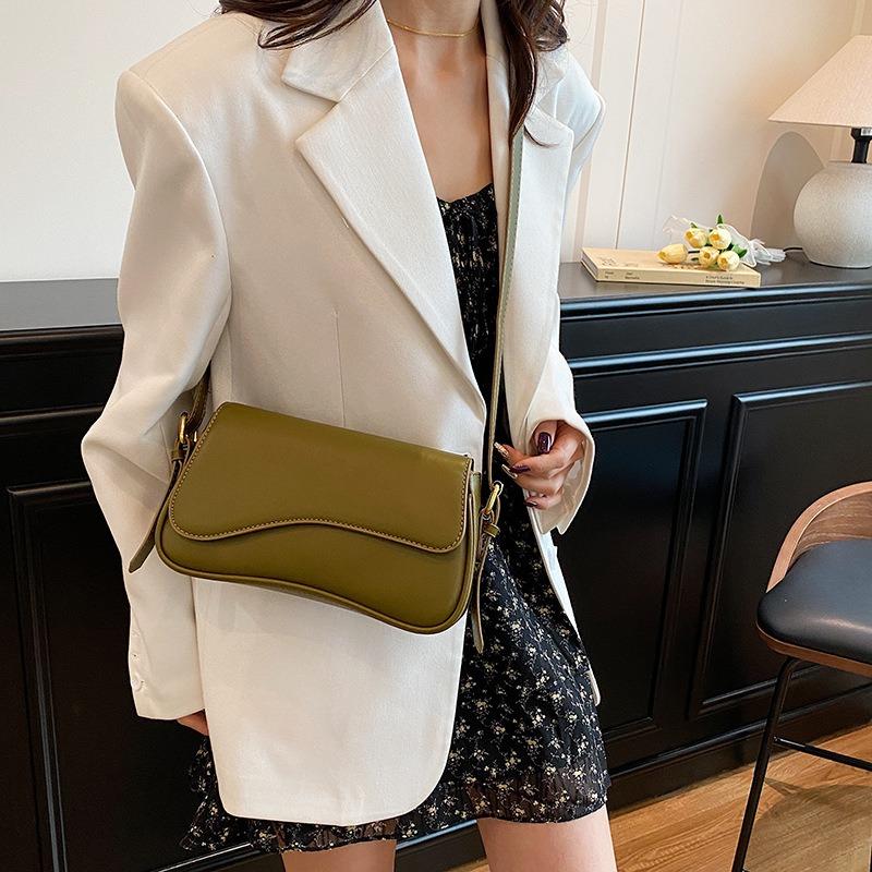 Retro single shoulder women's messenger bag, new versatile niche commuter handbag, fashionable small square bag