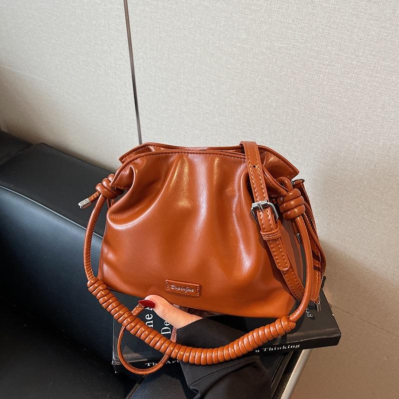 This Year's Popular Small Bag Women's Autumn and Winter Retro 2025 New Niche One-shoulder Messenger Bag Pleated Bucket Bag