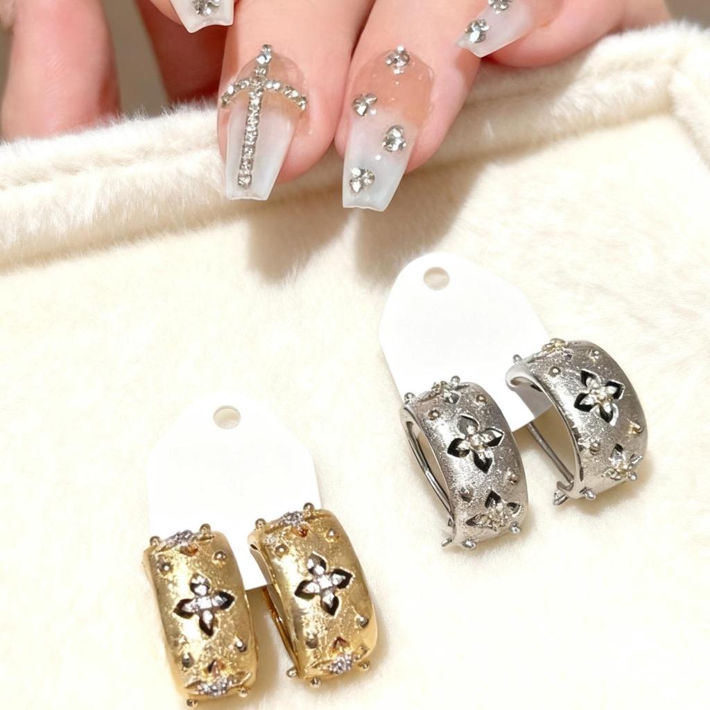 Miki Retro náušnice z broušeného kovu: Luxusní duté náušnice s designem těžkého průmyslu.