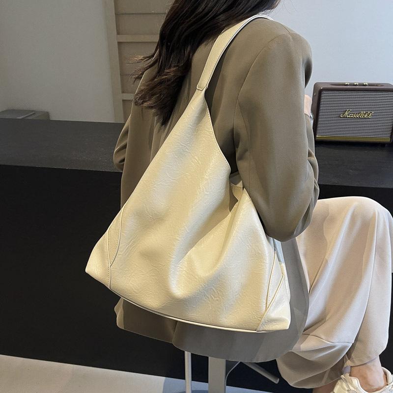 Simple and fashionable underarm bag women's new autumn and winter commuting large-capacity tote bag casual pleated women's bag