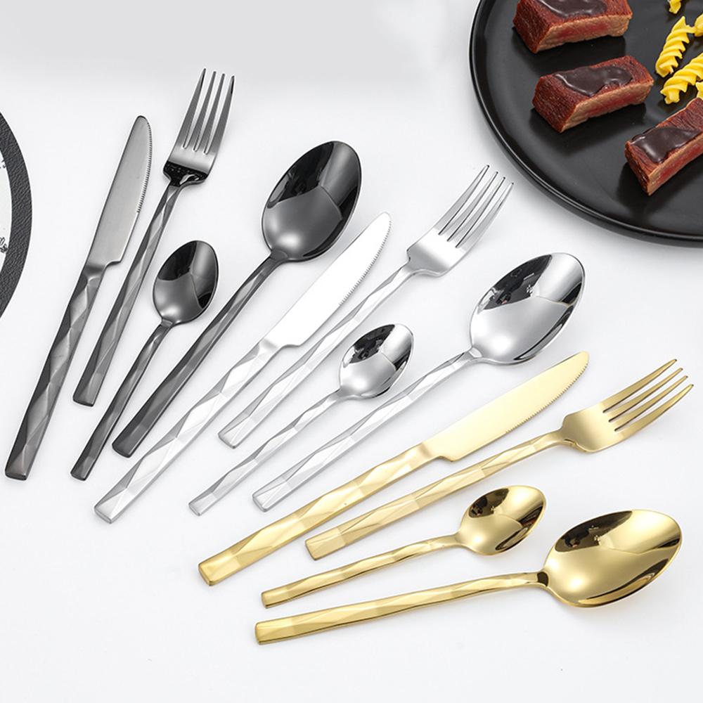 4-teiliges Besteckset aus silberfarbenem Edelstahl: Steakmesser und -gabel, Dessertlöffel und Teelöffel – ideal für Zuhause und die Gastronomie.