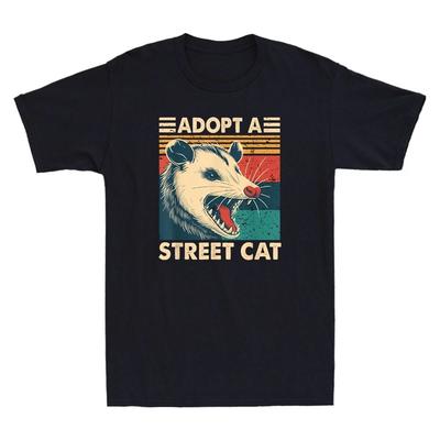 Adoptiere eine Straßenkatze Lustiges Opossum Tiergrafik Humor Zitat Retro Herren T-Shirt