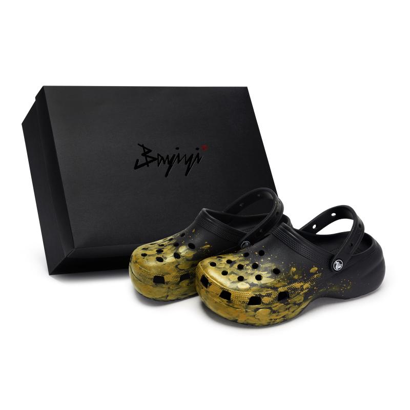 

Crocs Classic Platform Clog 811 Manufacture Gold Rush Scene Special Shoe Box Splash Ink Future Technology Hole Shoes Women Black Gold 33-34