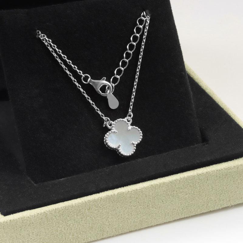 High-end Lucky Four-leaf Clover Necklace for Women 18k Agate High-end Carved Clavicle Chain