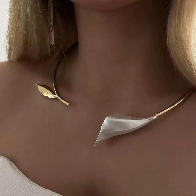 Simple And Light Luxury Temperament Cold Style Metal Leaf Flower Necklace Fashionable Personality Clavicle Chain Open Collar