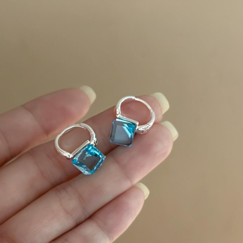 Indifferent Light Blue Translucent Square Sugar Pendant Clip-On Earrings for Women - High-End, Exquisite, Fashionable, Versatile Ear Jewelry.