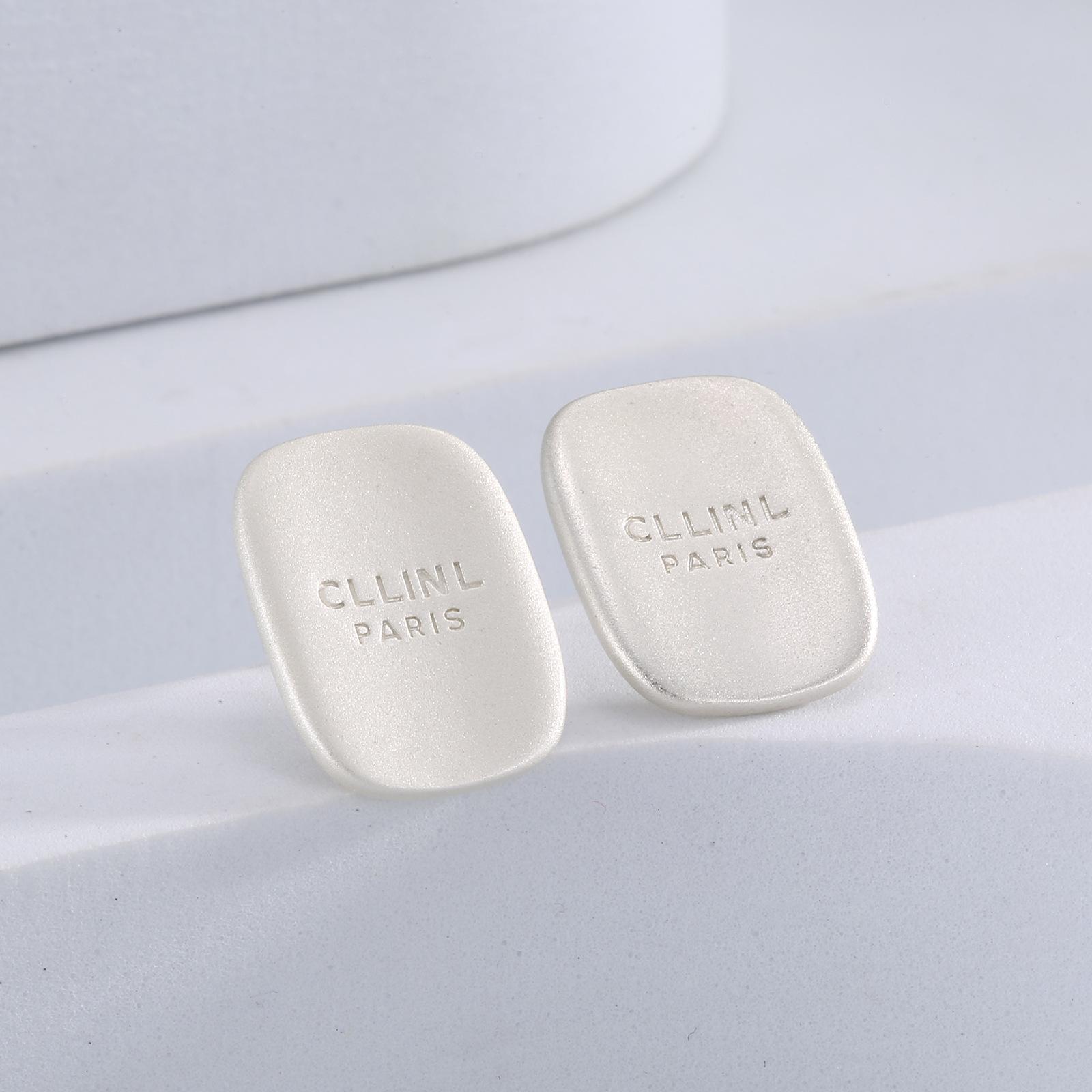 

Простые серьги - это высококачественные иглы из серебра 925 пробы, элегантные, модные, квадратные, универсальные, обработанные пескоструйной обработкой серьги.