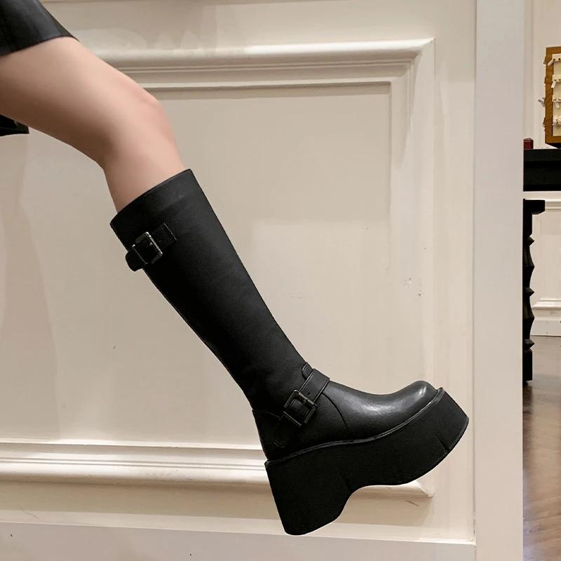Mode Mode Damen Plateau Kniehohe Stiefel Gürtelschnalle Designer 2025 Trend Winter PU Leder Punk Party Motorradstiefel Damenschuhe