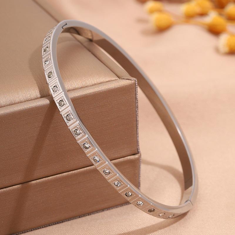 Hot-selling titanium steel bracelet, girls' high-end sense of fashion, popular light luxury in Europe and the United States, Gypsy star love diamond