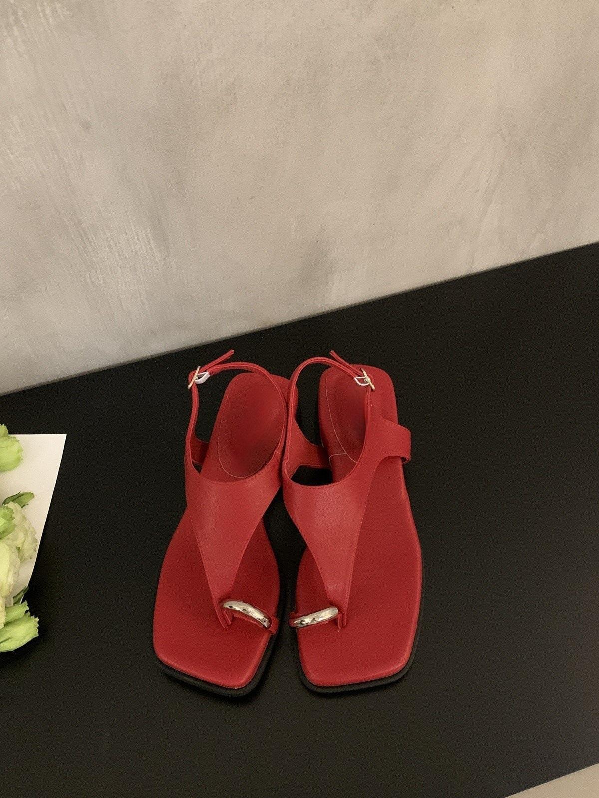 

French retro one-word buckle with wedge heel cover toe sandals women s 2025 summer new with skirt toe Roman sandals 40