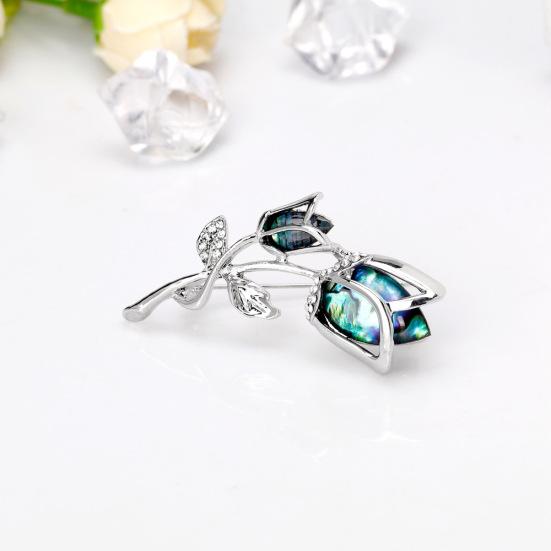 

Модная атмосферная брошь с розами высокого класса