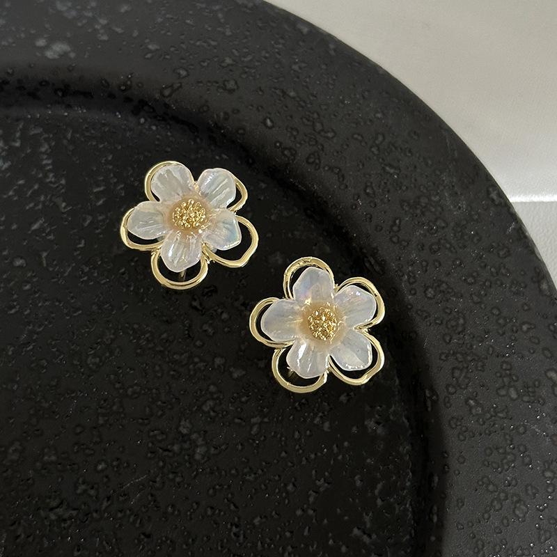 Pearl Mosquito Coil Disc Ear Clips: No-Pierce, Elegant French-Style Earrings for Women