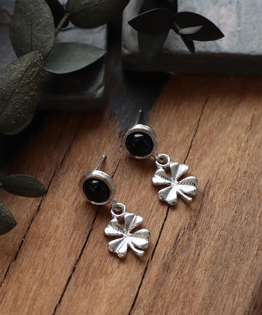 Iris Memory-Hope Clover Onyx No. 13 Earrings - Gold White