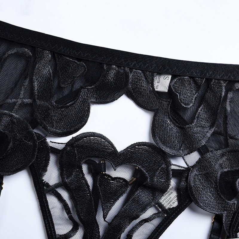 Set di reggiseni in pizzo a 3 pezzi Set di biancheria intima sexy con motivo a cuore scavato Set di biancheria intima di slip neri da donna ZPG
