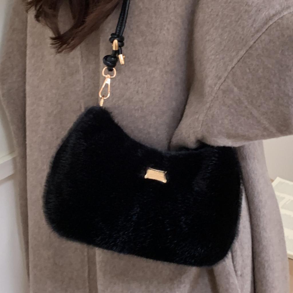 Cute plush handbag women's 2025 winter popular new fashion versatile Internet celebrity super fire shoulder messenger bag