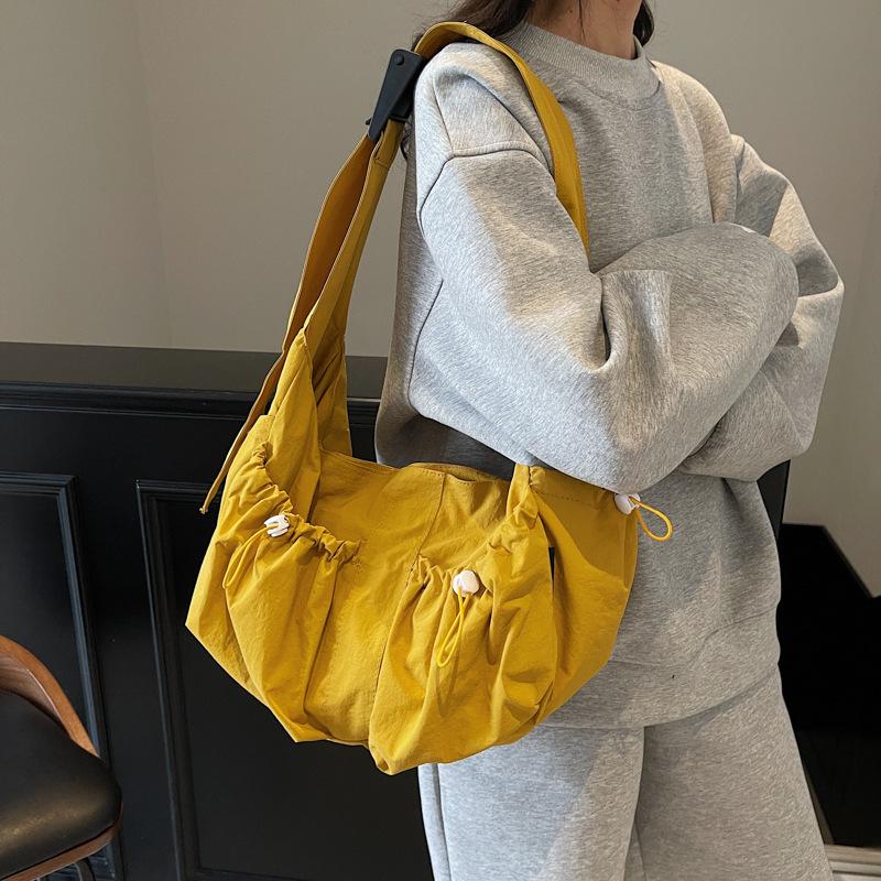 Canvas tas voor dames, grote capaciteit 2026 nieuwe zomer veelzijdig, niche design, enkele schouder crossbody tas, geplooide dumpling tas