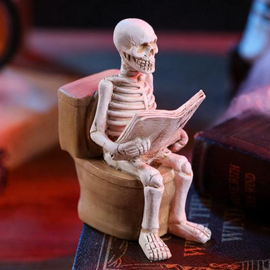 Skeleton Sitting On Toilet Figurine Resin Skull Reading Newspaper Statue Funny Gothic Bathroom Accessory for Halloween Home Bar Decor