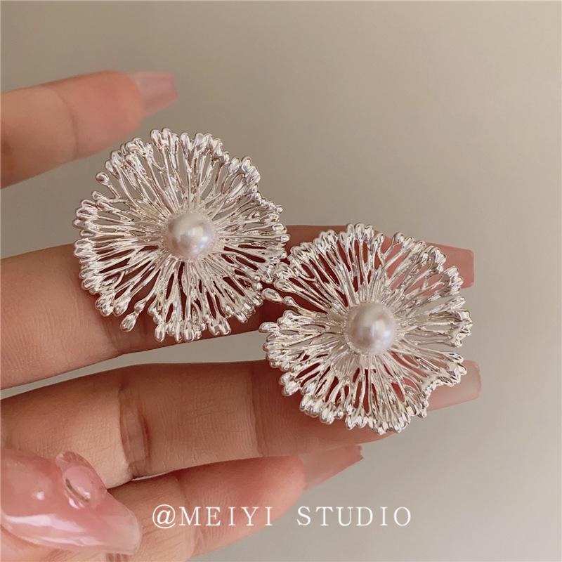 French Retro Metal Flower Stud Earrings - Stylish, High-End Design for a Smaller Looking Face.