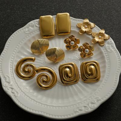 Boucles d'oreilles géométriques en acier inoxydable torsadées épaisses en métal, boucles d'oreilles tendance à clous avec fleur de perle, bijoux de déclaration pour tous les jours pour elle