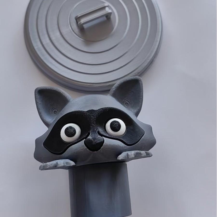 Entzückender 3D-gedruckter Waschbär-Toilettenpapierhalter - Verspielte Badezimmerdekoration mit Deckel, Ideales Geschenk für Humorliebhaber, Weißer Kunststoff