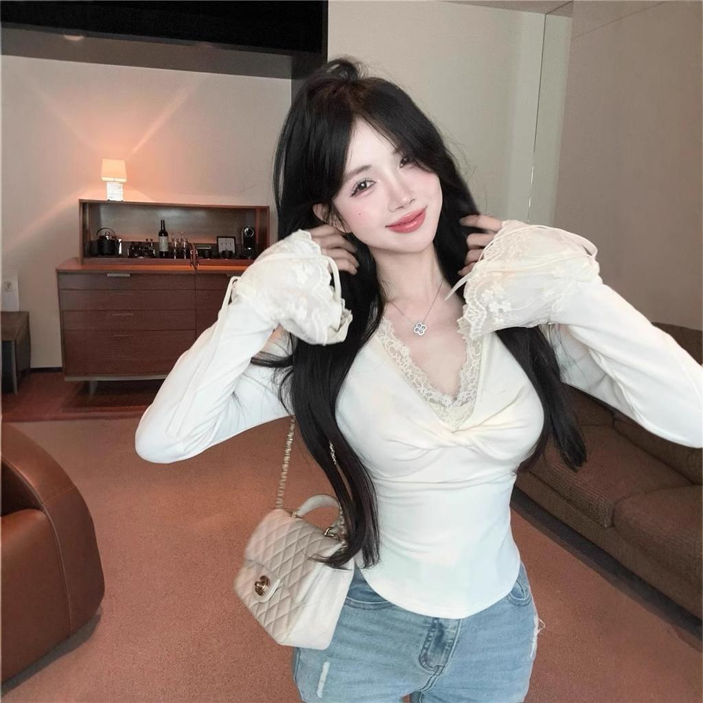 V-neck Small Top for Women's High-end Sense, Beautiful Flared Sleeve Bottoming Shirt, Super Good-looking , with Lace Splicing T-shirt Inside