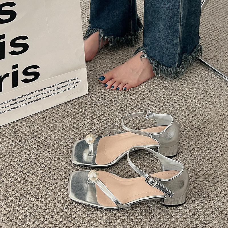 

Pearl toe word with thick heel sandals female summer new gentle fairy wind flat bottom pinch feet small fragrant wind 41