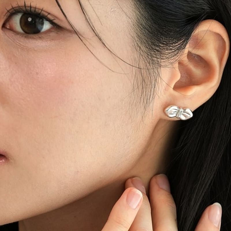 BELLOOGGI Bold ribbon earring