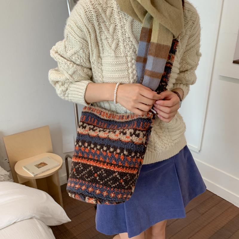 

Сумка-ведро кроссбоди женская из ягнячьей шерсти Fair Isle Осень/Зима 2025 - Милая, Вместительная, Плюшевый дизайн