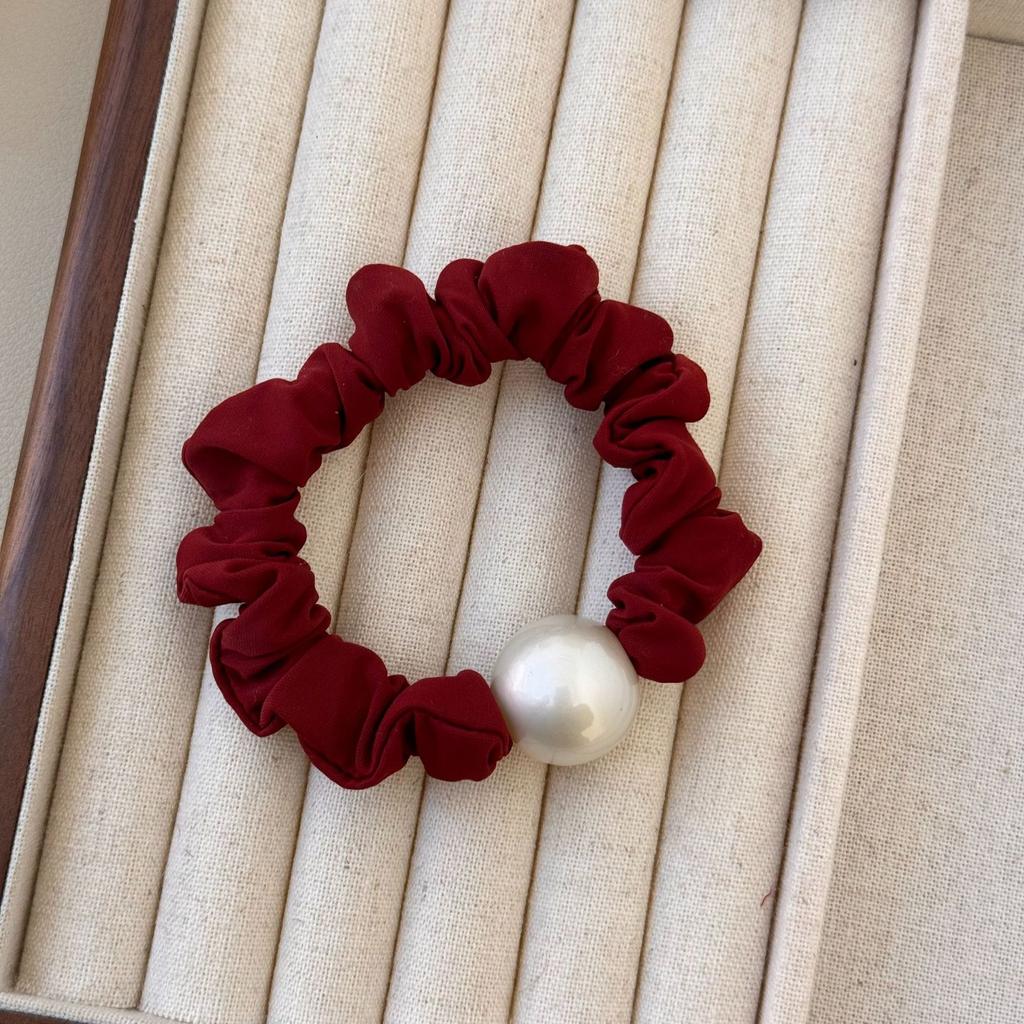 Ein vielseitiges Basis-Haarband für den Dünndarm mit einem Haargummi für einen Pferdeschwanz und hoher Elastizität