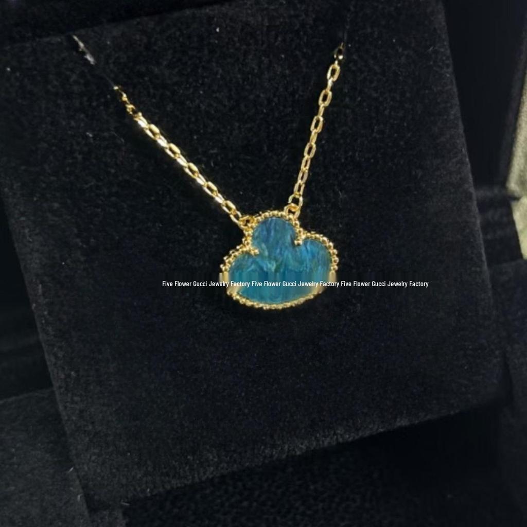 Náhrdelník Van Cleef se čtyřlístkem: Zlatý přívěsek pro ženy s pětilistým designem, bílou perletí, červeným achátem a diamantem.