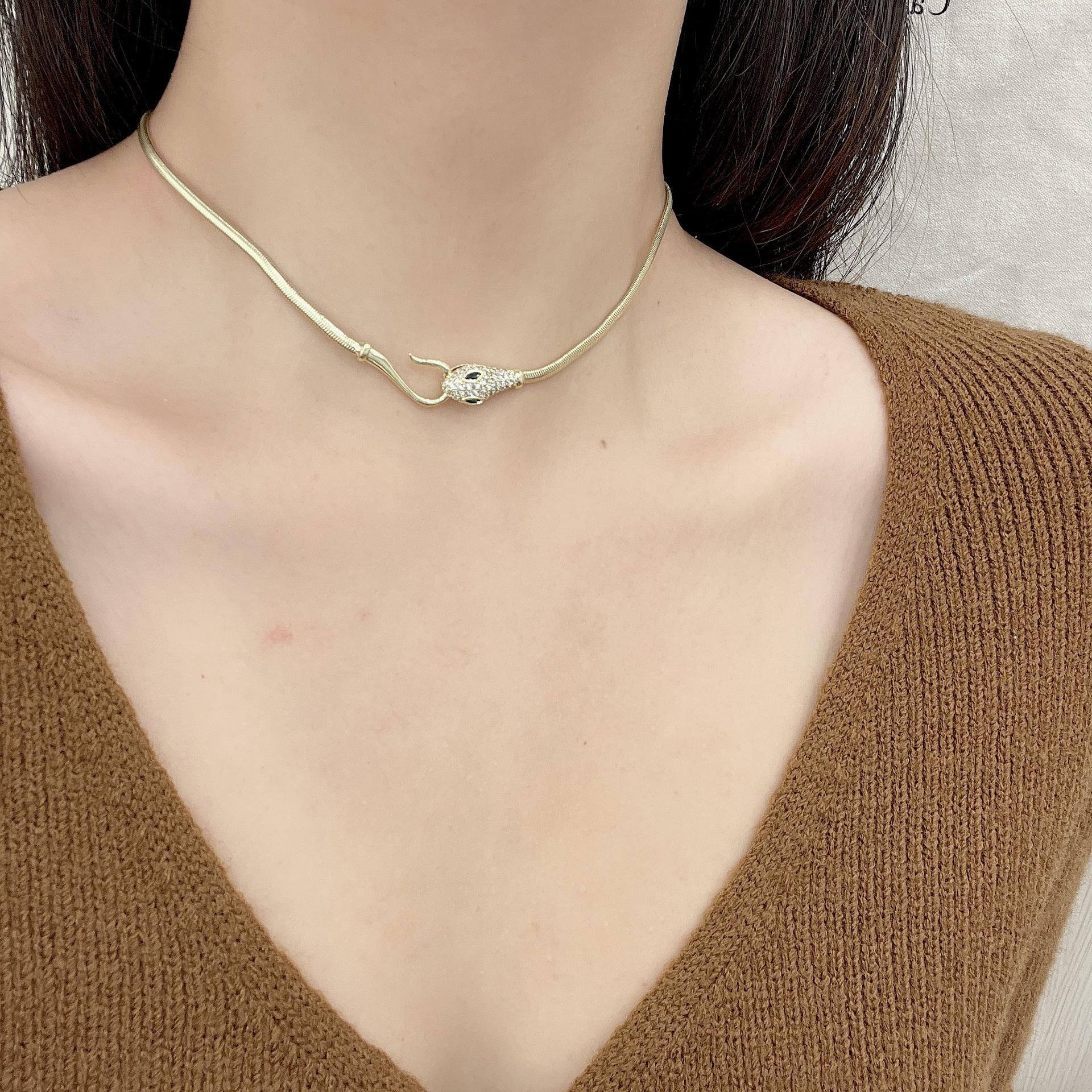 

Унисекс Темное ожерелье Змея: Персонализированный, холодный стиль, нишевый дизайн - идеально подходит для горячих девушек и парней Snake Head Buckle золотой