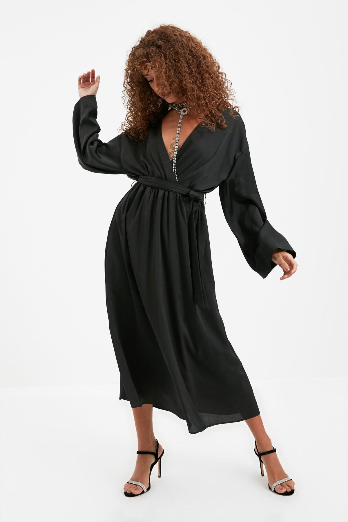 

Черное атласное платье с поясом TPRAW22EL1412..