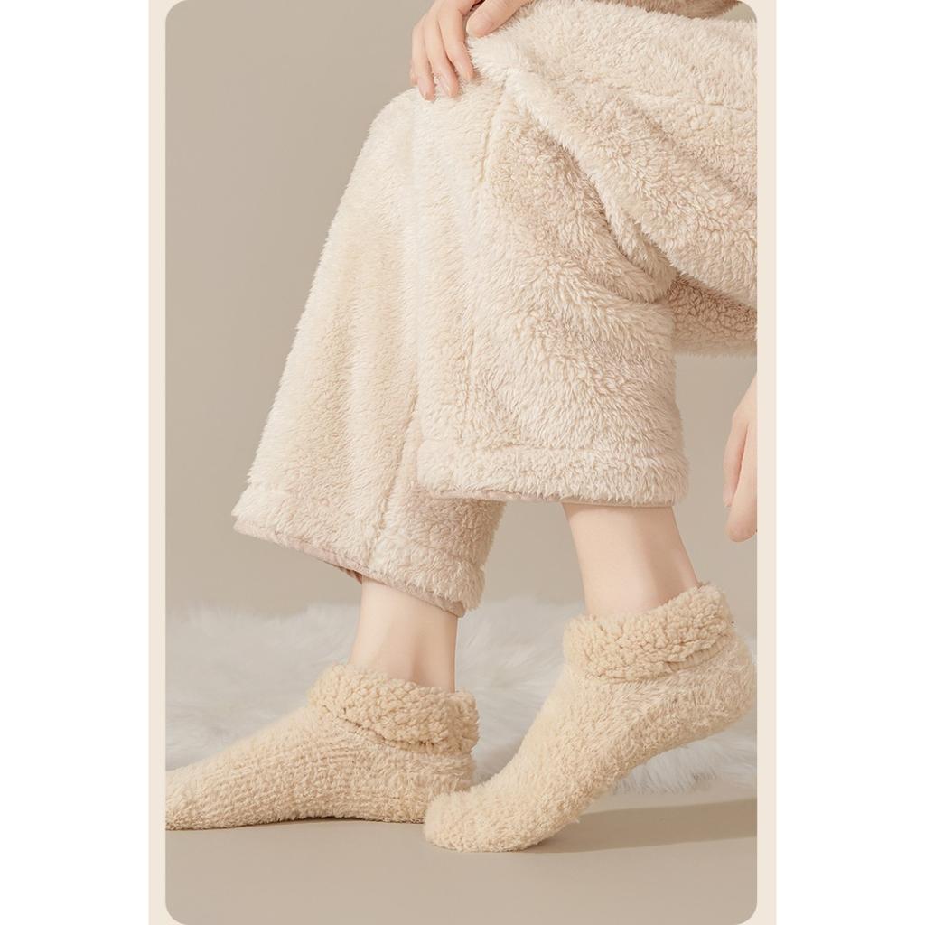 5-1 Paires de Sacs d'Hiver en Polaire Corail et Chaussettes pour Femmes, Chaussettes d'Intérieur Chaudes et Moelleuses, Laine d'Agneau et Chaussettes Épaisses pour la Maison