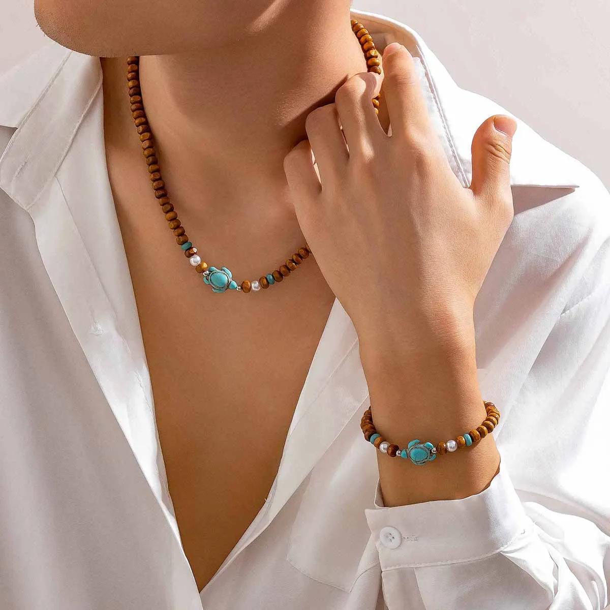 

Маленькие цепочки из деревянных бусин с чокером-подвеской в виде черепахи и набором браслетов. Мужские модные аксессуары из бусин на шею/руку. Модная бижутерия